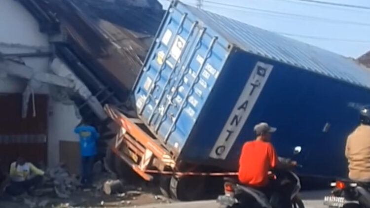 Truk Kontainer Hantam Bangunan Warga di Pagu, Sopir Diduga Mengantuk