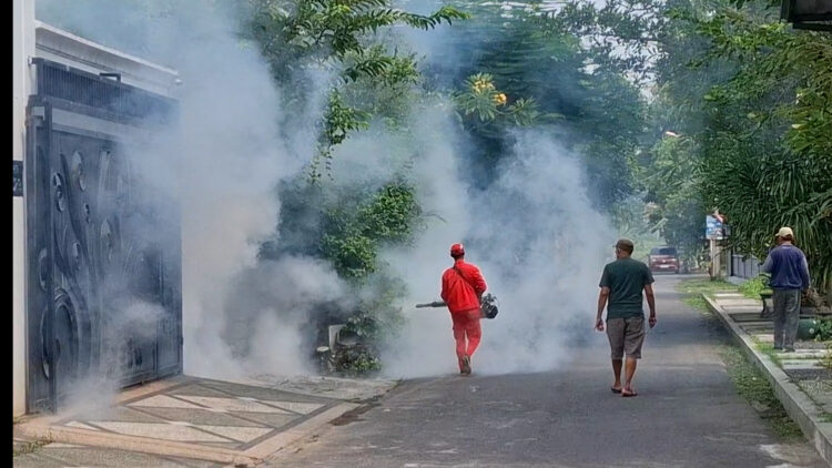 Tekan Angka Penularan DBD, Dinkes Kota Kediri Lakukan Fogging di Permukiman Warga