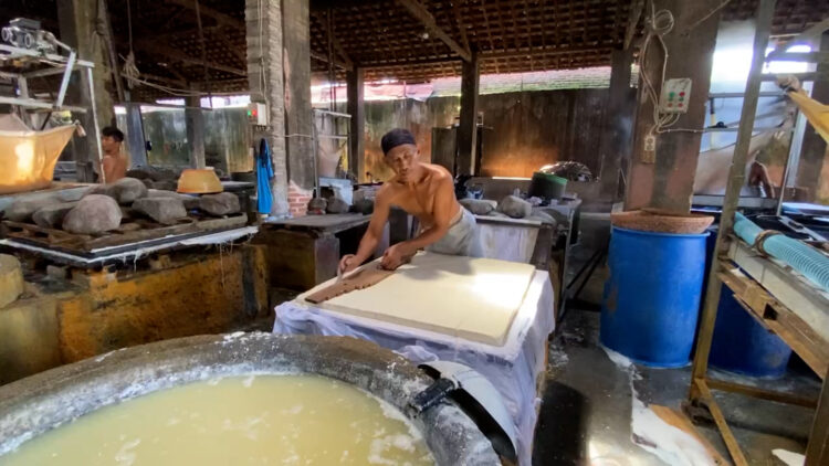 Harga Kedelai Melonjak, Perajin Tahu di Blitar Terpaksa Kurangi Produksi