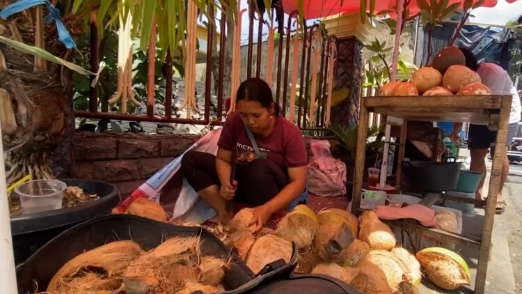 Harga Kelapa Melambung Pasca Lebaran, Pedagang di Blitar Keluhkan Sepinya Pembeli