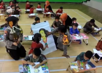 Hari Kartini, Polisi Ajak Anak TK di Kediri Nonton Wayang Gambar Ibu Kartini