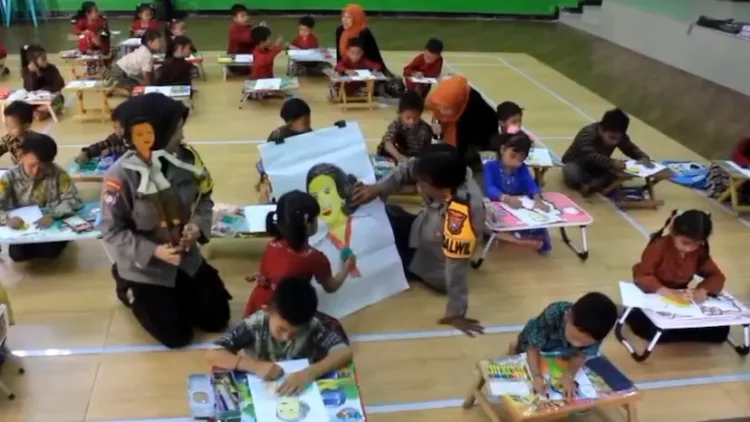 Hari Kartini, Polisi Ajak Anak TK di Kediri Nonton Wayang Gambar Ibu Kartini