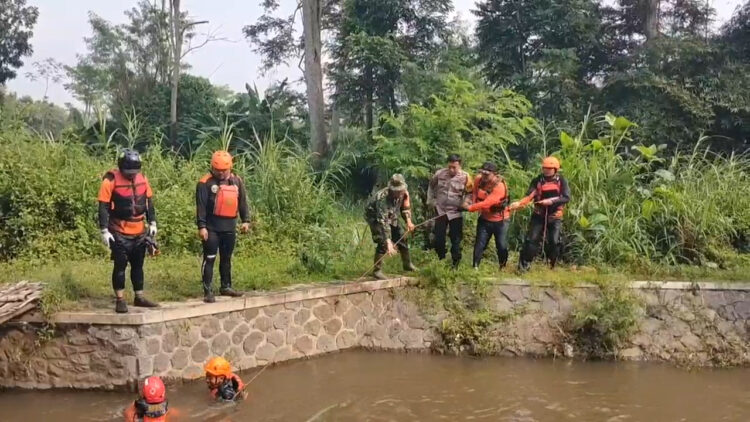 Balita Di Blitar Hanyut Terbawa Arus Got, Tim Sar Lakukan Pencarian Intensif
