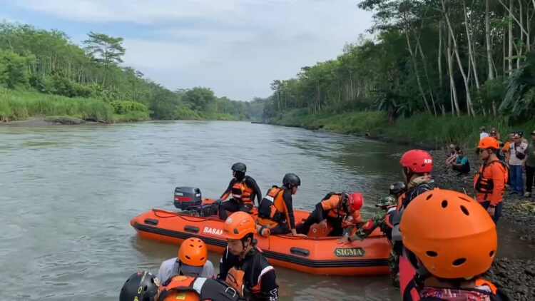 Remaja di Sanankulon Tenggelam di Sungai Brantas, Tim SAR Lakukan Pencarian