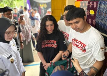 Kenalkan Potensi Kota Kediri, Walikota Ajak Pemain Film Cocote Tonggo Ke Kampung Tenun Ikat Bandar Kidul