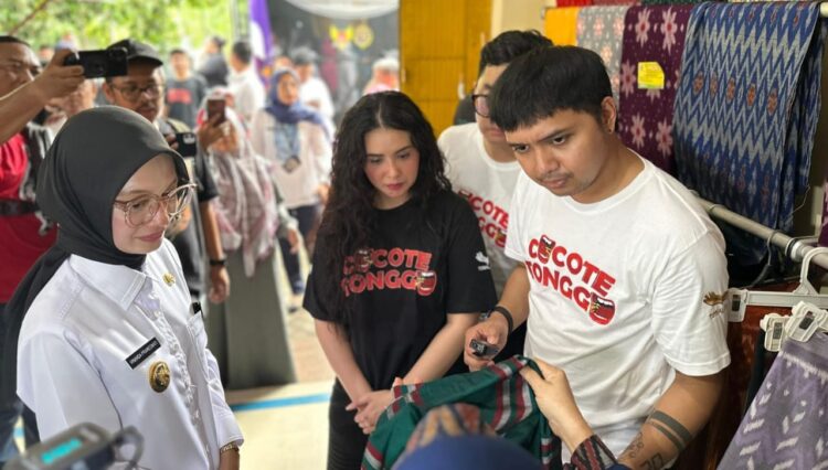 Kenalkan Potensi Kota Kediri, Walikota Ajak Pemain Film Cocote Tonggo Ke Kampung Tenun Ikat Bandar Kidul