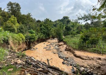 Banjir Bandang Terjang Mojo Kediri, Lansia dan Ternak Kambing Hilang Terseret Arus Deras