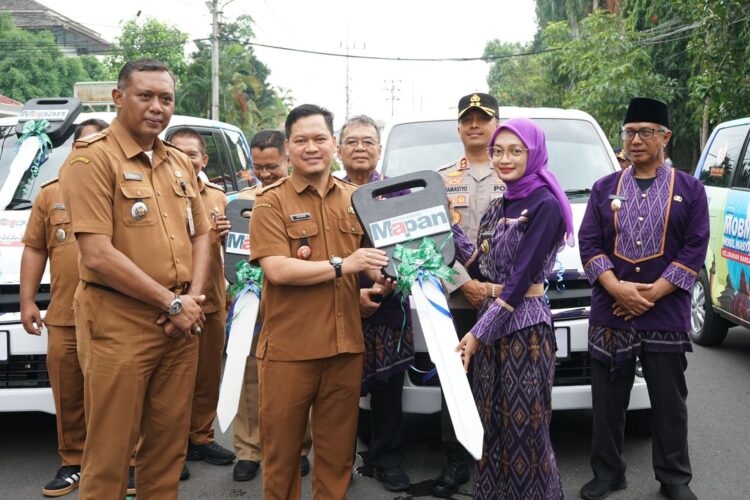 Mbak Wali Serahkan Mobil Pelayanan Masyarakat Pada Kelurahan