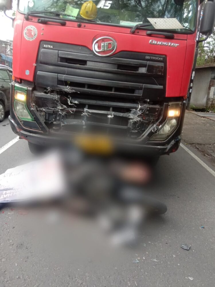 Gagal Mendahului, Pria Tewas Tergencet Truk