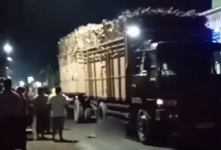 Gagal Menyalip, Pengendara Motor Nyaris Terlindas Truk Gandeng. Korban Alami Luka Serius