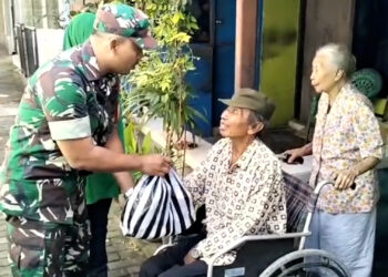 Koramil 0809/02 Pesantren Bagikan 135 Paket Sembako di 15 Kelurahan