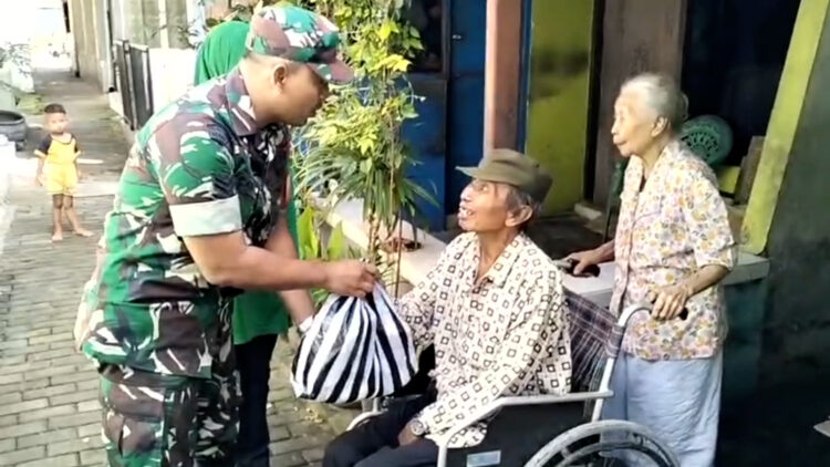 Koramil 0809/02 Pesantren Bagikan 135 Paket Sembako di 15 Kelurahan
