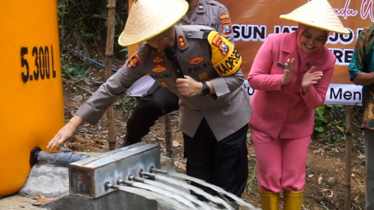 Polres Trenggalek Salurkan Bantuan Tandon Air untuk Hidupkan Kawasan Ketahanan Pangan