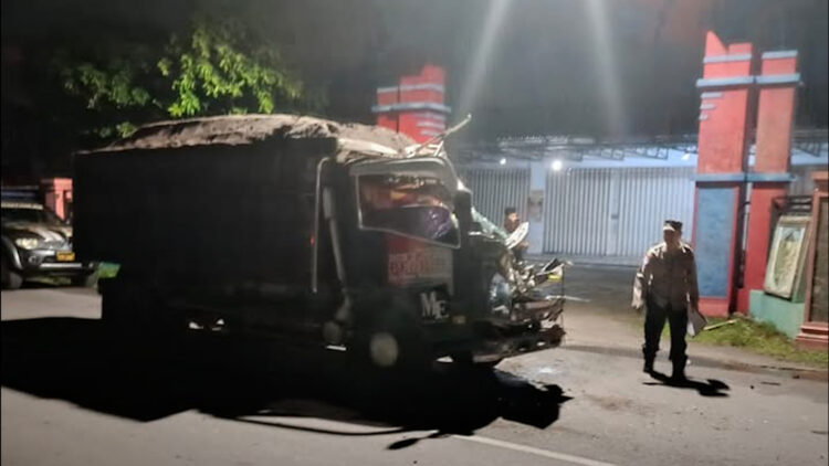 Kecelakaan Beruntun Libatkan Tiga Truk di Plosoklaten, Diduga Sopir Mengantuk