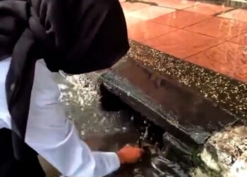 Mbak Wali Turun Tangan, Punguti Sampah Penyumbat Gorong-Gorong Pemicu Genangan