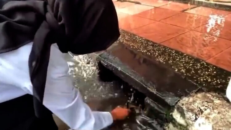 Mbak Wali Turun Tangan, Punguti Sampah Penyumbat Gorong-Gorong Pemicu Genangan