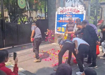 Tabur Bunga di Depan PN Kabupaten Kediri Simbol Kekecewaan Atas Vonis Ringan Kasus Pengeroyokan Maut