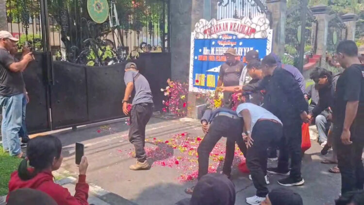 Tabur Bunga di Depan PN Kabupaten Kediri Simbol Kekecewaan Atas Vonis Ringan Kasus Pengeroyokan Maut