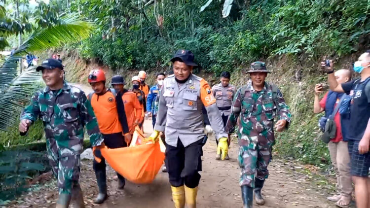 Tim Sar Gabungan Temukan Dua Korban Longsor Di Trenggalek Dalam Kondisi Meninggal