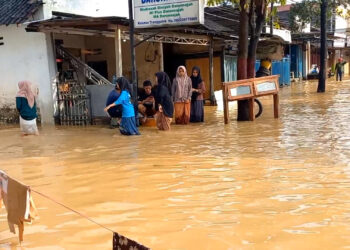 RUAS JALAN NASIONAL DI TRENGGALEK TERENDAM BANJIR