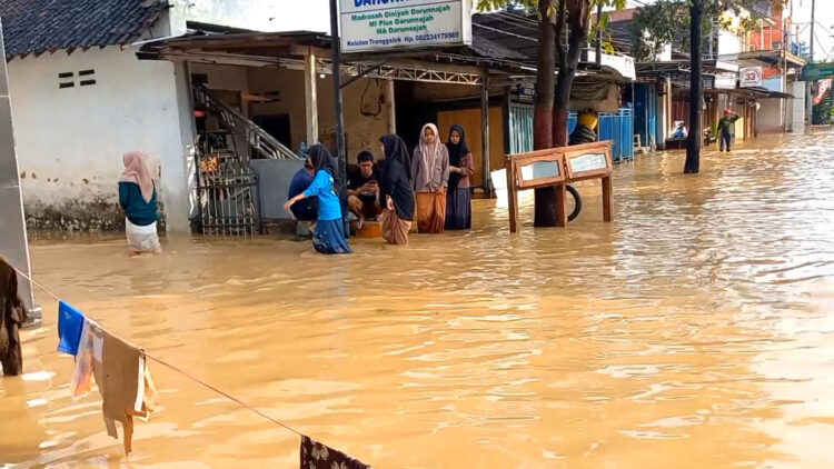 RUAS JALAN NASIONAL DI TRENGGALEK TERENDAM BANJIR
