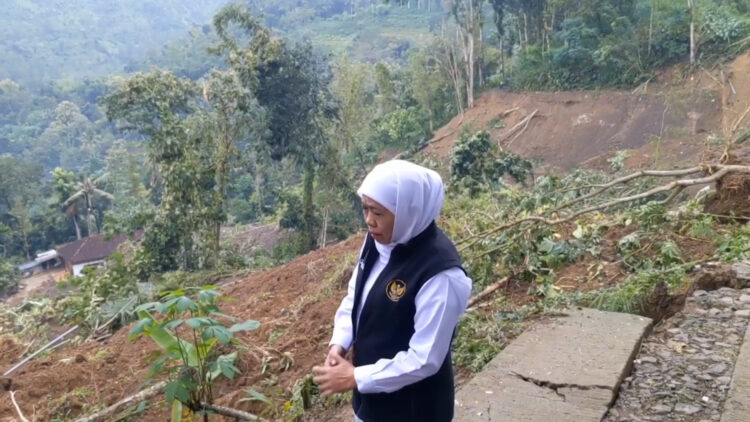 Tinjau Lokasi Longsor, Gubernur Khofifah Akan Turunkan Tim Ahli Untuk Mitigasi Bencana Di Trenggalek