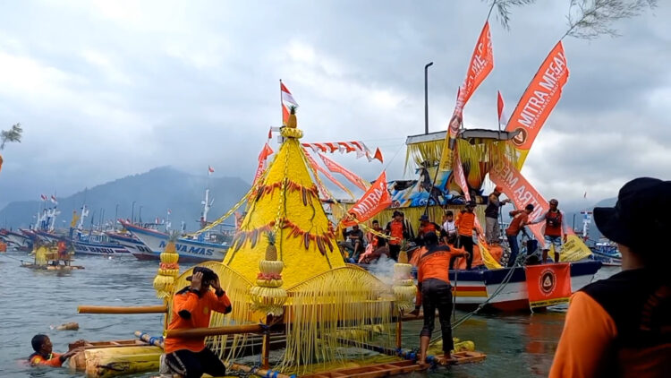 Ratusan Nelayan Gelar Tradisi Labuh Laut Di Teluk Prigi
