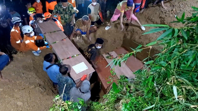 Empat Korban Longsor Trenggalek, Dimakamkan Satu Liang Lahad