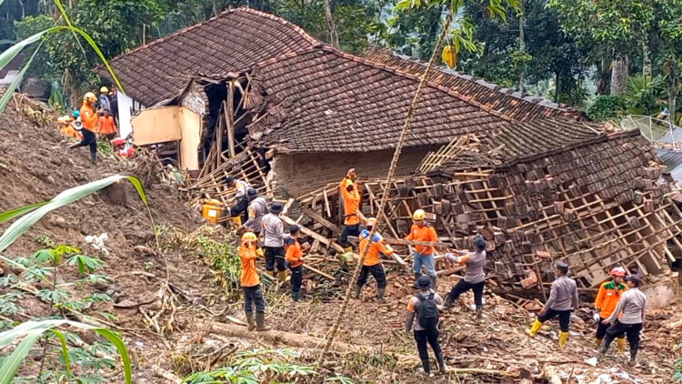 Hari Ke-4, Tim Sar Gabungan Intensifkan Pencarian 6 Korban Longsor Di Trenggalek