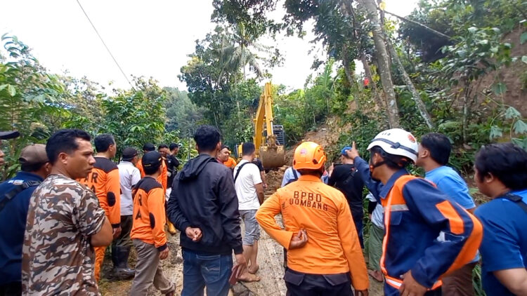 Pencarian Enam Korban Longsor di Trenggalek Terkendala Akses Terputus