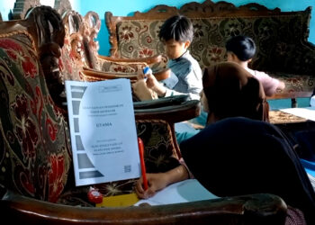 Akses Terputus Akibat Longsor, Siswa Sd Negeri 4 Depok Laksanakan Ujian Di Rumah Warga