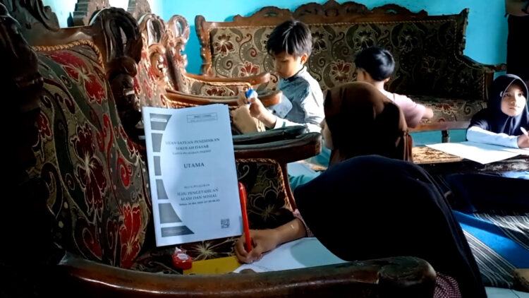 Akses Terputus Akibat Longsor, Siswa Sd Negeri 4 Depok Laksanakan Ujian Di Rumah Warga