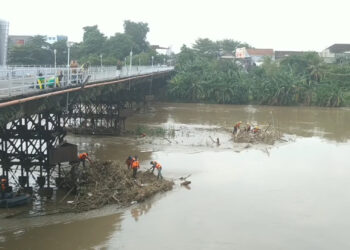 Jaga Jembatan Lama, Tim Gabungan Bersihkan Sampah Di Sungai Brantas