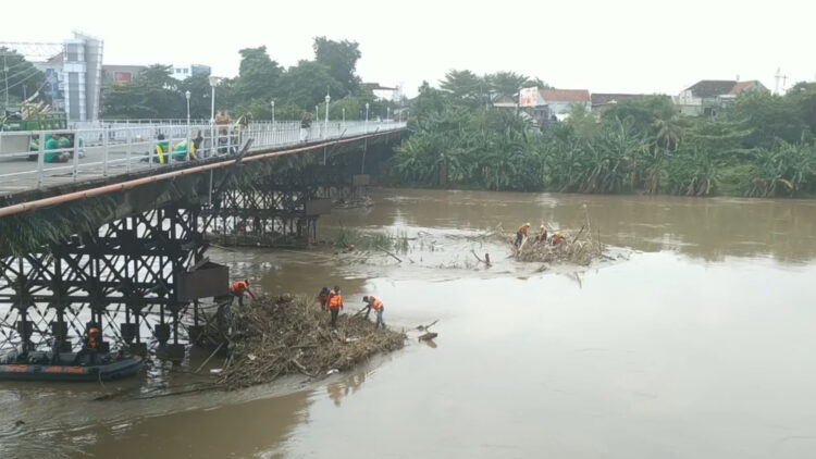 Jaga Jembatan Lama, Tim Gabungan Bersihkan Sampah Di Sungai Brantas