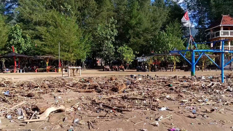 Sampah Penuhi Pantai Gemah, Jumlah Wisatawan Turun Drastis