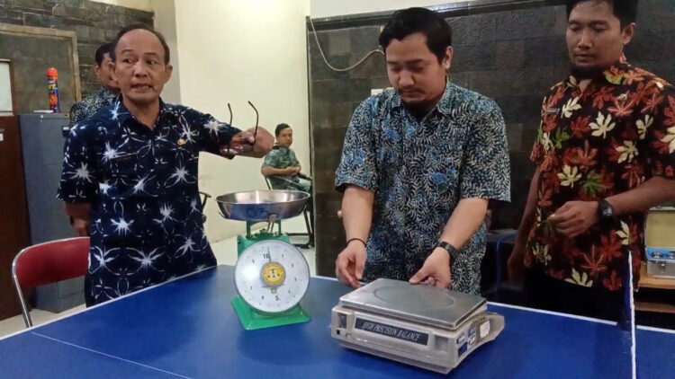 Disperindag Tulungagung Rutin Periksa Timbangan Pedagang di Pasar