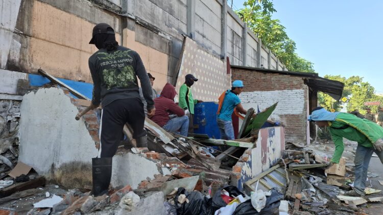 Pemerintah Kota Kediri Tertibkan Lapak PKL Liar di Jalan Joyoboyo dan Patiunus