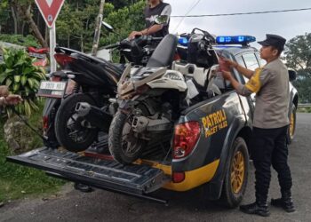 Rem Blong di Tikungan Gotekan Jalur Cangar-Pacet, Dua Pemotor Alami Luka-Luka