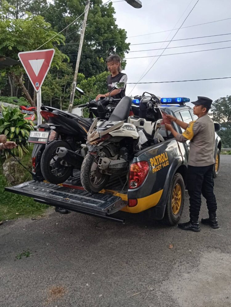 Rem Blong di Tikungan Gotekan Jalur Cangar-Pacet, Dua Pemotor Alami Luka-Luka