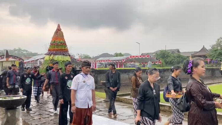 Khidmat di Bawah Hujan, Kirab Tumpeng Agung Penataran Jadi Simbol Syukur dan Napak Tilas Leluhur