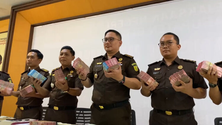 Kantor Kejaksaan Negeri Kabupaten Blitar Terima Uang Titipan Pengganti Kerugian Negara