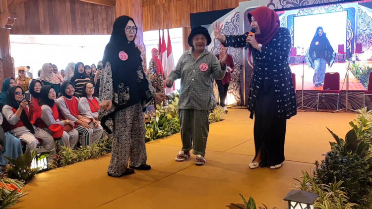 Catwalk Lansia, Ketika Ratusan Nenek Berlenggak-lenggok di Kediri