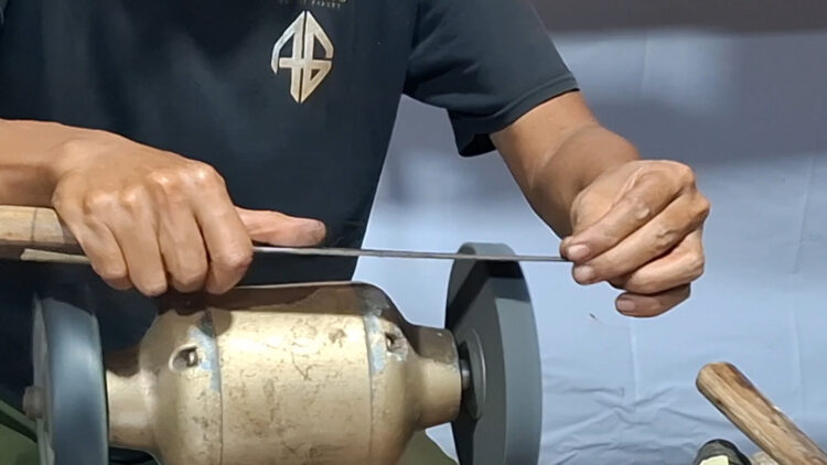 Jelang Idul Adha, Komunitas Penggemar Pisau Kediri dan Ponpes Lirboyo Buka Jasa Asah Pisau Kurban Gratis