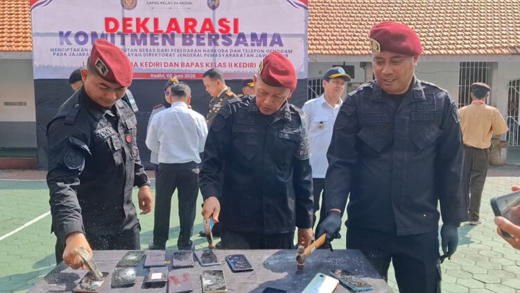 Lapas Kelas II A Kediri dan Bapas Kediri Musnahkan Ratusan Barang Bukti Ilegal
