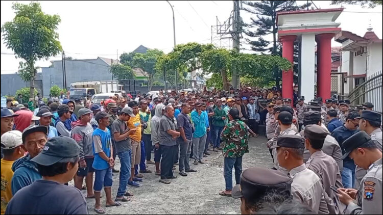 Ratusan Petani Gelar Aksi Damai di Depan Gedung DPRD Kabupaten Blitar