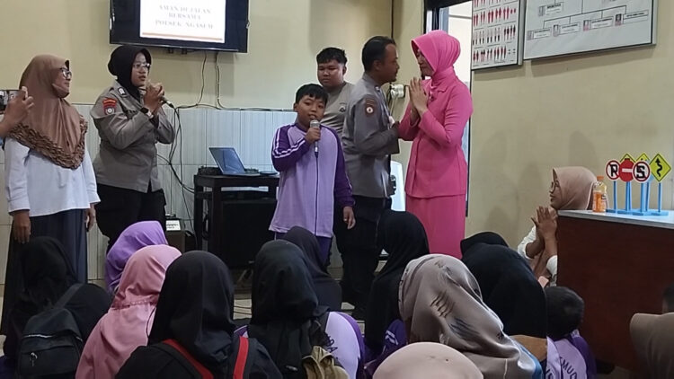 Puluhan Siswa SLB Bhakti Pemuda Kunjungi Mapolsek Ngasem Dapat Edukasi Antibullying dan Keselamatan Berlalu Lintas