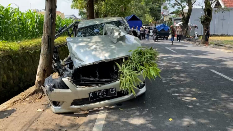 Diduga Mengantuk, Sopir Innova Tabrak Truk Bermuatan Kompor di Kota Blitar