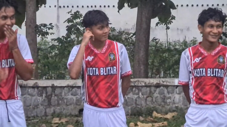 Pemain Timnas U-20 Riski Afrisal Ikuti Latihan Tim Sepak Bola Kota Blitar Jelang Porprov Jatim 2025