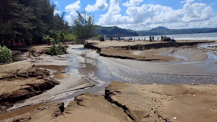 Diterjang Banjir Bandang Kawasan Wisata Pantai Gemah Alami Kerusakan Parah