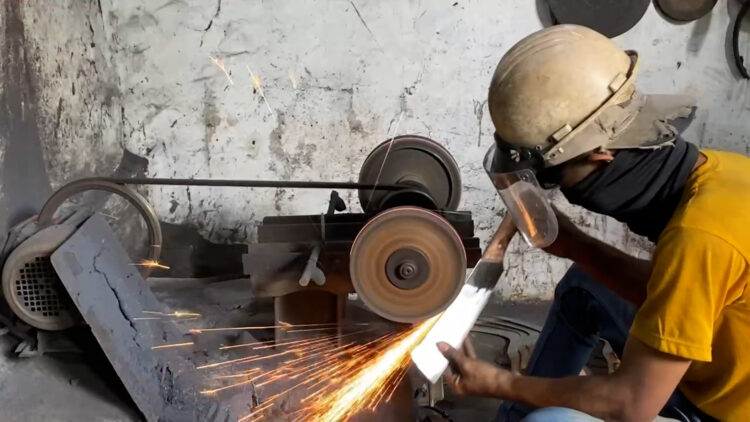 Permintaan Asah Pisau Di Blitar Meningkat Jelang Idul Adha